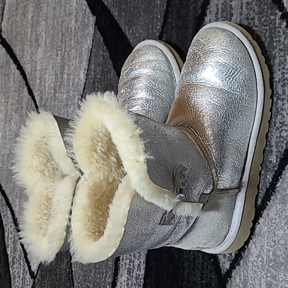UGG LIMITED EDITION METALLIC SLIVER BAILEY BUTTON CLASSIC SHORT BOOTS - Picture 1 of 16